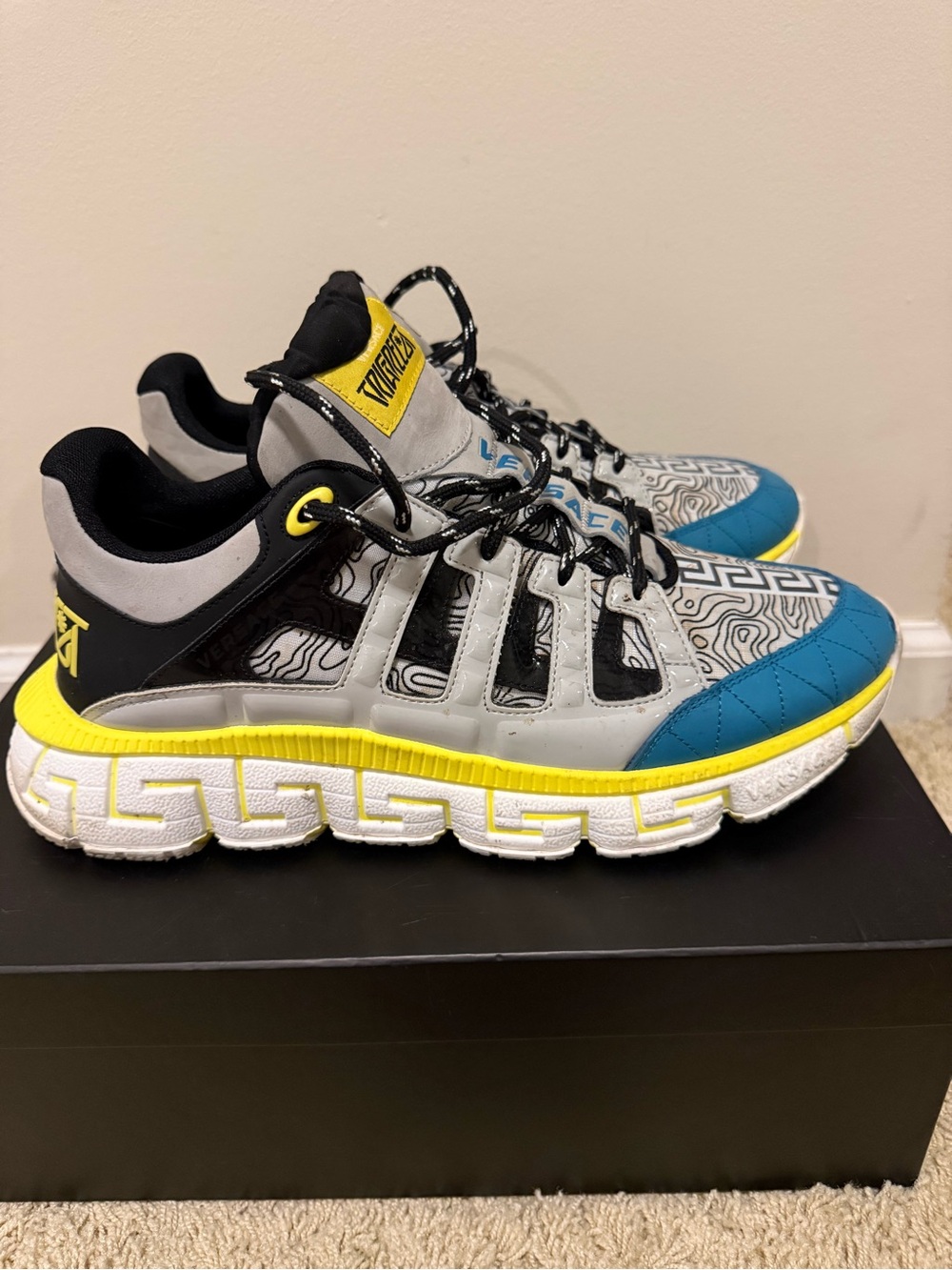 Versace Men’s Blue Gray Yellow Chain-Detail Low-Top Sneakers